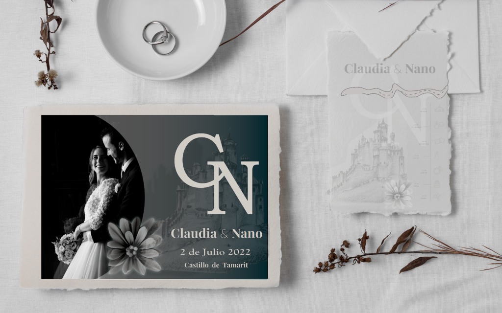 Invitación de boda con fotografía de los novios y hoja con información adicional